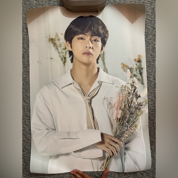 Official BTS Love Yourself Tour 2018 Taehyung Tae V Rolled Poster - Picture 1 of 1